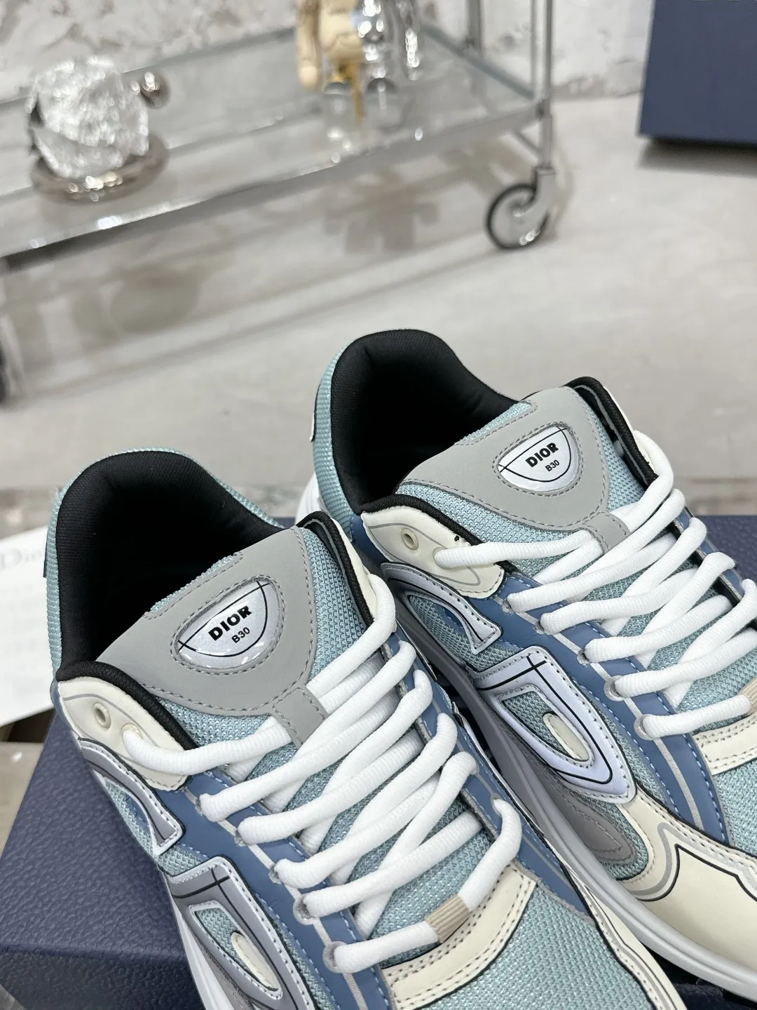 Men's men's shoes 💰600❤️❤️❤️High version Dior Dior's latest color matching B30 series reflective dad sneakers original 17380💰 purchased for development and production Brand new B30 sneakers Dad Shoes style shoes that follow the trend of the retro market The Dior logo on the tongue also indicates that this pair of shoes is the B30 model! B30 uses fine-textured leather and mesh cloth materials to form a shoe body. There are conspicuous letters CD on both sides of the shoe body to indicate identity. Many lines on the shoe body outline details to make the shoes look less monotonous and full of retro flavor. The delivery counter is exquisitely packaged🛍📦 ▪️Fabric: Original customized technical fabric + mesh ▪️Inner lining: Customized breathable lining ▪️Outsole: Original molded IP foam + TPU outsole ▪️Sole thickness: 3.5CM ▪️Size: Women’s size 35-40 / Men’s size 39-46